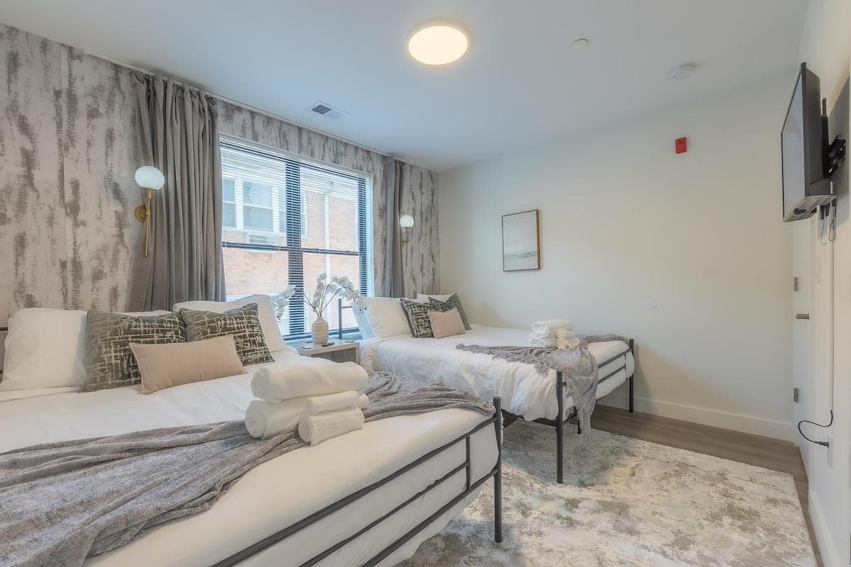 2 comfortable memory foam Queen-Size mattress beds await. Making it very comfortable to sleep 4 people in 1 room. 