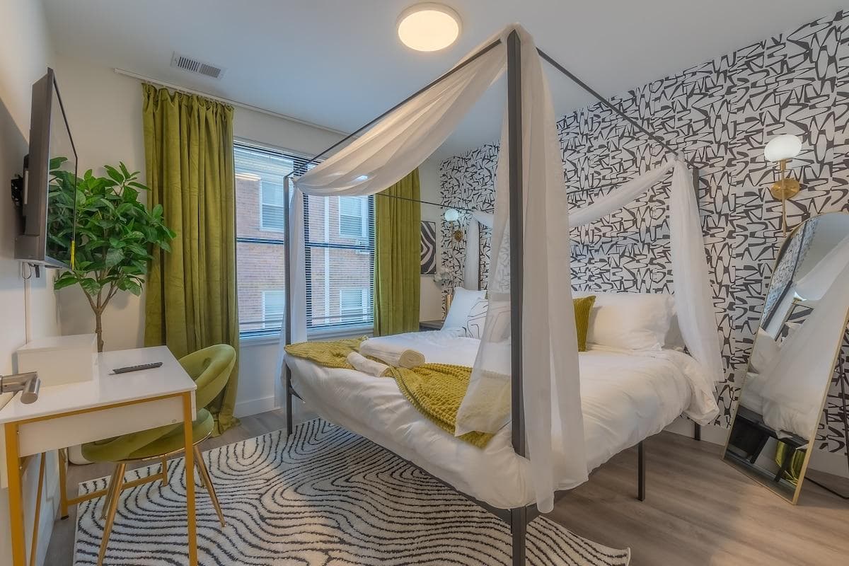 Sleep comfy or relax in elegance in your memory foam canopy King bed in the 1st Apt: ✔️43 inch Smart TV ✔️Dedicated work space